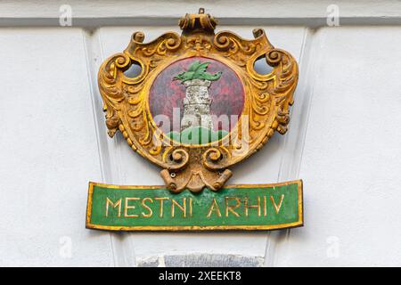 Ljubljana, Slovénie - 4 novembre 2019 : Armoiries Mestni Arhiv Archive au mur du bâtiment de la société historique dans le centre-ville de la capitale. Banque D'Images