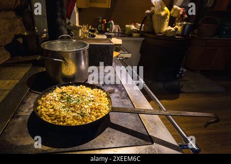 Spaetzle au fromage de la poêle, une grande portion familiale, Filzmoosalm. Spécialités maison au Filzmoosalm, Großarl, Salzbourg, Autriche Banque D'Images