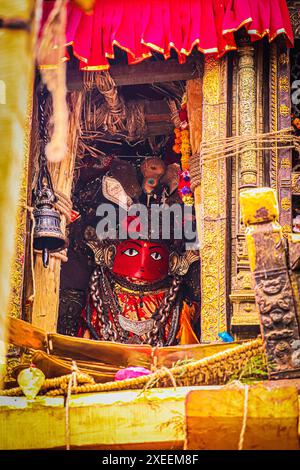 Le Dieu de la pluie, également connu sous le nom de Rato Machindranath à l'intérieur du char le jour du premier jour de Rato Machindranath Jatra. Banque D'Images