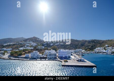 IOS, Grèce - 6 mai 2024 : vue panoramique sur le port pittoresque d'iOS Grèce Banque D'Images