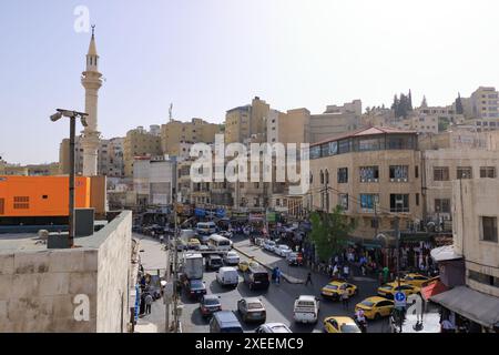 Amman en Jordanie - 18 mai 2024 : voitures dans la vieille ville sur la rue animée Al-Hashemi, vue d'en haut Banque D'Images