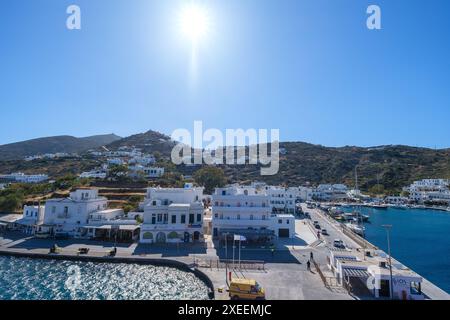 IOS, Grèce - 6 mai 2024 : vue panoramique sur le port pittoresque d'iOS Grèce Banque D'Images