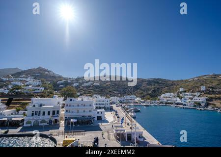 IOS, Grèce - 6 mai 2024 : vue panoramique sur le port pittoresque d'iOS Grèce Banque D'Images