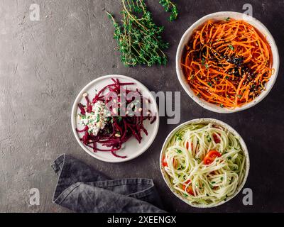 Nouilles aux légumes salades idées recette Banque D'Images