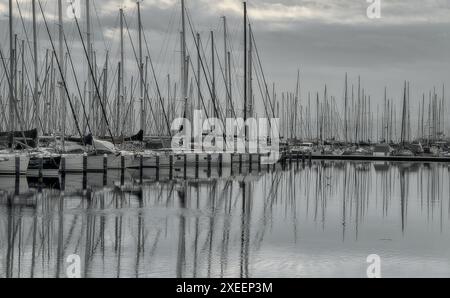 Bateaux et plage en Marina Romea (Ravenna) Banque D'Images