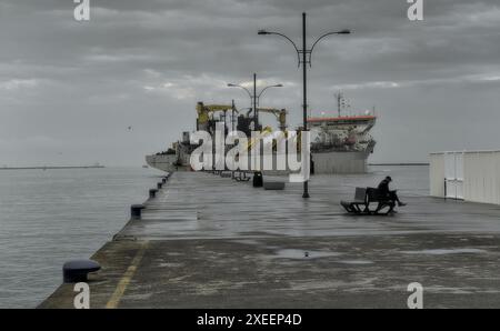 Bateaux et plage en Marina Romea (Ravenna) Banque D'Images