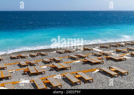 Meubles de plage de la Côte d'Azur vides Banque D'Images
