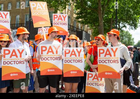 Londres, Angleterre, Royaume-Uni. 27 juin 2024. Les médecins juniors organisent un rassemblement à Whitehall à l'extérieur de Downing Street au sujet de leur différend de longue date sur les salaires avec le crédit gouvernemental : Richard Lincoln/Alamy Live News Banque D'Images
