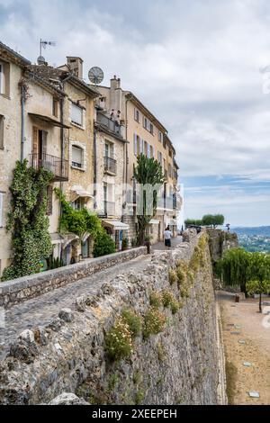 Vue d'une partie de la muraille médiévale entourant la ville perchée de Saint Paul de Vence dans le département des Alpes-Maritimes, Côte d'Azur, Sud de la France Banque D'Images