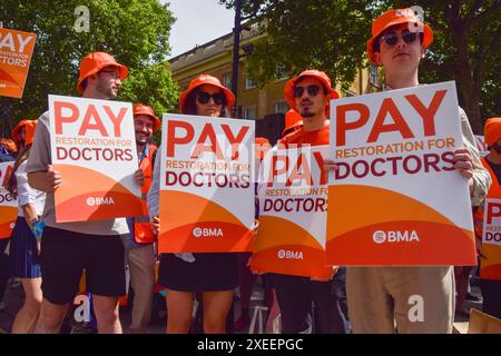 Londres, Royaume-Uni. 27 juin 2024. Les médecins débutants tiennent des pancartes à l'appui d'un salaire équitable pendant la manifestation. Les médecins juniors ont organisé un rassemblement à Whitehall près de Downing Street alors qu'ils commencent leur dernière grève pour les salaires. Crédit : SOPA images Limited/Alamy Live News Banque D'Images