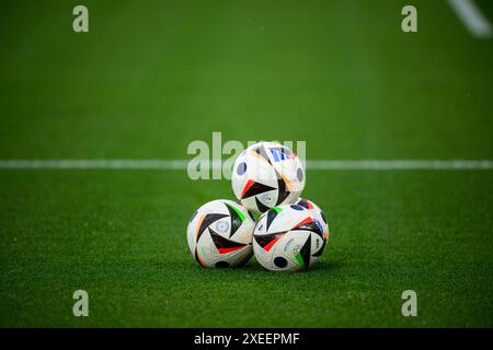 Stuttgart, Allemagne. 26 juin 2024. Football, UEFA Euro 2024, Championnat d'Europe, Ukraine - Belgique, Tour préliminaire, groupe E, Journée 3, Stuttgart Arena, les ballons de match pour l'EURO 2024 sont sur le terrain. Crédit : Tom Weller/dpa/Alamy Live News Banque D'Images