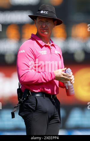 Arbitre, Rob White lors de la Metro Bank First One Day International entre l'Angleterre et la Nouvelle-Zélande au Seat unique Riverside, Chester le Street le mercredi 26 juin 2024 (photo : Mark Fletcher | MI News) crédit : MI News & Sport /Alamy Live News Banque D'Images