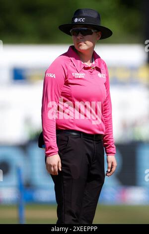 Arbitre, Anna Harris lors de la Metro Bank First One Day International entre l'Angleterre et la Nouvelle-Zélande au Seat unique Riverside, Chester le Street le mercredi 26 juin 2024 (photo : Mark Fletcher | mi News) crédit : MI News & Sport /Alamy Live News Banque D'Images