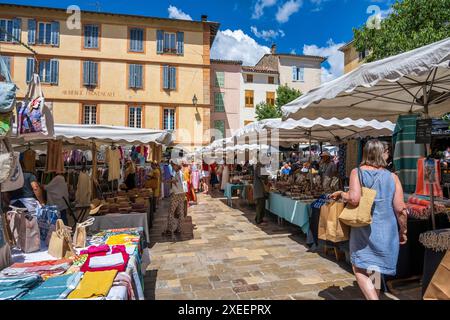 Étals de marché sur la place des Arcades le jour du marché dans le village médiéval de Valbonne dans le département des Alpes-Maritimes, Côte d'Azur, Sud de la France Banque D'Images