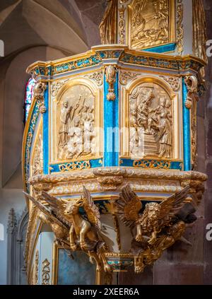 Selestat, France - 06 25 2024 : vue de la chaire de prédication baroque en bois polychrome de l'église Sainte-Foy Banque D'Images