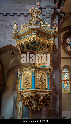 Selestat, France - 06 25 2024 : vue de la chaire de prédication baroque en bois polychrome de l'église Sainte-Foy Banque D'Images