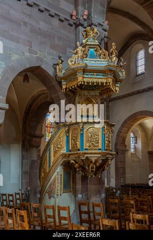 Selestat, France - 06 25 2024 : vue de la chaire de prédication baroque en bois polychrome de l'église Sainte-Foy Banque D'Images