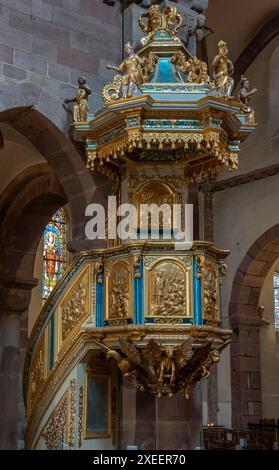 Selestat, France - 06 25 2024 : vue de la chaire de prédication baroque en bois polychrome de l'église Sainte-Foy Banque D'Images