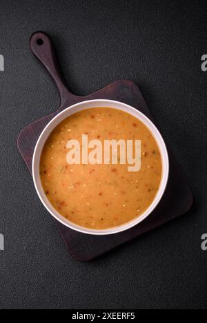 Délicieuse soupe de légumes frais avec des carottes, des poivrons, des pommes de terre et des oignons Banque D'Images