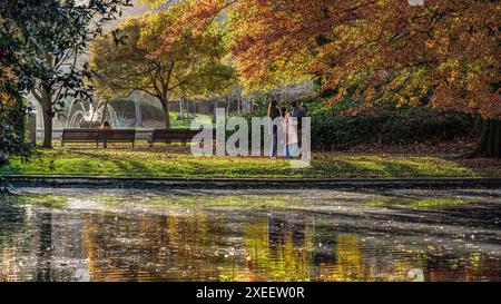 Les jeunes profitent d'une journée d'automne ensoleillée à St Stephens Green Park, Dublin, Irlande. Banque D'Images