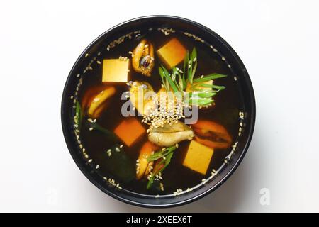 Soupe asiatique dans une tasse isolée sur fond blanc. Banque D'Images