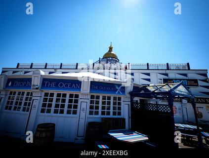 Le bar et café Ocean au bout de Eastbourne Pier, East Sussex Banque D'Images