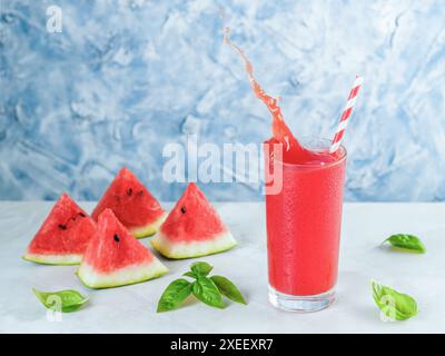 Éclaboussures de limonade de pastèque dans un pot mason Banque D'Images