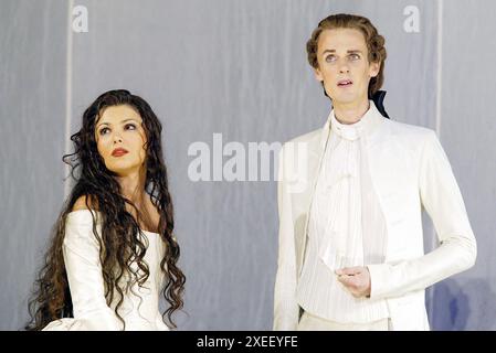 Acte II : Anna Netrebko (Donna Anna), Ian Bostridge (Don Ottavio) dans DON GIOVANNI au Royal Opera, Covent Garden, Londres WC2 12/09/2003 musique : Wolgang Amadeus Mozart livret : Lorenzo da Ponte chef d'orchestre : Antonio Pappano design : Maria Bjornson éclairage : Paul Pyant chorégraphe : Stephen Mear réalisateur : Francesca Zambello Banque D'Images