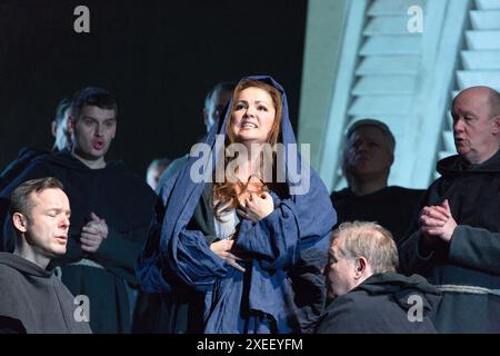 Anna Netrebko (Donna Leonora) avec des prêtres dans LA FORZA DEL Destino (la Force du destin) au Royal Opera, Covent Garden, Londres WC2 21/03/2019 musique : Giuseppe Verdi chef d'orchestre : Antonio Pappano design : Christian Schmidt éclairage : OLAF Chorégraphe d'hiver : Otto Pichler réalisateur original : Christof Loy Banque D'Images