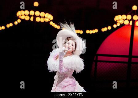 Anna Netrebko (Manon Lescaut) dans MANON au Royal Opera, Covent Garden, Londres WC2 22/06/2010 musique : Jules Massenet livret : Henri Meilhac & Philippe Gille chef d'orchestre : Antonio Pappano décor : Chantal Thomas costumes : Laurent Pelly & Jean-Jaques Delmotte éclairage : Joel Adam réalisateur : Laurent Pelly Banque D'Images