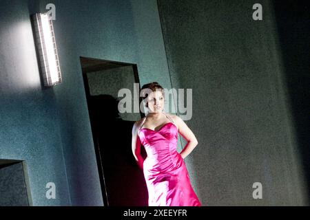 Anna Netrebko (Manon Lescaut) dans MANON au Royal Opera, Covent Garden, Londres WC2 22/06/2010 musique : Jules Massenet livret : Henri Meilhac & Philippe Gille chef d'orchestre : Antonio Pappano décor : Chantal Thomas costumes : Laurent Pelly & Jean-Jaques Delmotte éclairage : Joel Adam réalisateur : Laurent Pelly Banque D'Images