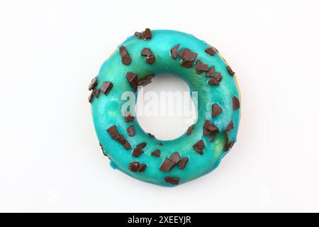 Beignets glacés aux fraises sucrées avec des saupoudres sur fond blanc, délicieux beignets colorés isolés sur fond blanc avec c Banque D'Images