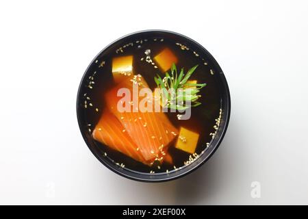 Soupe asiatique dans une tasse isolée sur fond blanc. Banque D'Images