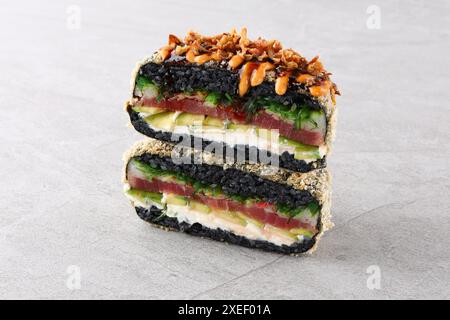 Hamburgers de sushi frais appétissants sur fond blanc pour le site de livraison de nourriture Banque D'Images