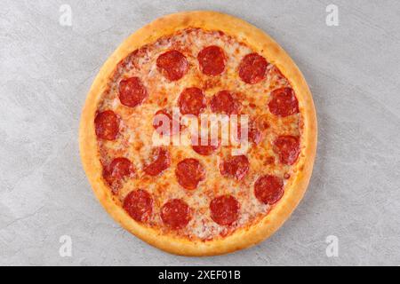 Appétissant pepperoni Pizza, sur fond blanc, isolez, pour un site de livraison de nourriture, Banque D'Images