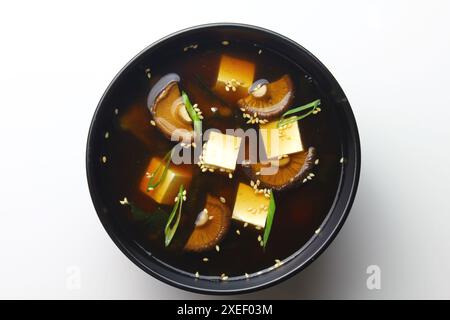 Soupe asiatique dans une tasse isolée sur fond blanc. Banque D'Images