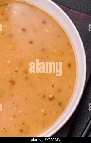 Délicieuse soupe de légumes frais avec des carottes, des poivrons, des pommes de terre et des oignons Banque D'Images