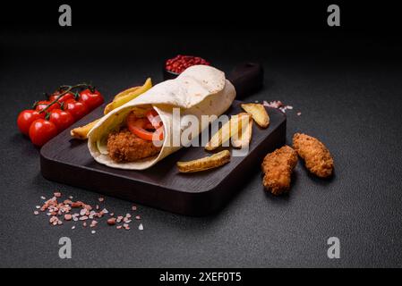 Délicieux rouleau avec des nuggets de poulet Banque D'Images