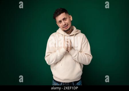 Homme debout devant un fond vert Banque D'Images