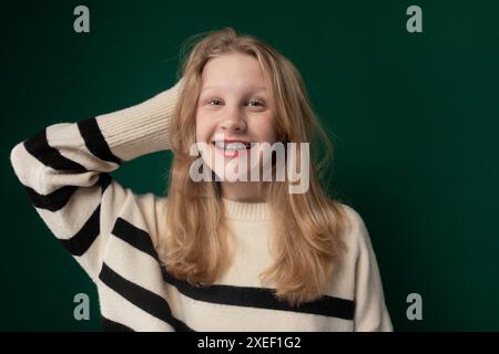 Femme aux cheveux blonds portant un pull rayé Banque D'Images