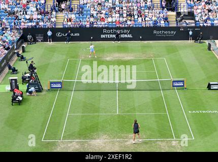 Eastbourne, Royaume-Uni. 27 juin 2024. Daria KASATKINA bat Emma RADUCANU lors du Rothesay International Tennis Tournament au Devonshire Park, Eastbourne, East Sussex, Royaume-Uni. Crédit : LFP/Alamy Live News Banque D'Images