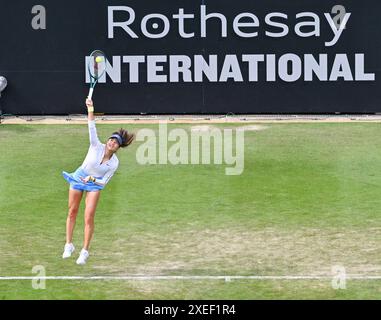 Eastbourne, Royaume-Uni. 27 juin 2024. Daria KASATKINA bat Emma RADUCANU (PIC) lors du tournoi international de tennis de Rothesay au Devonshire Park, Eastbourne, East Sussex, Royaume-Uni. Crédit : LFP/Alamy Live News Banque D'Images