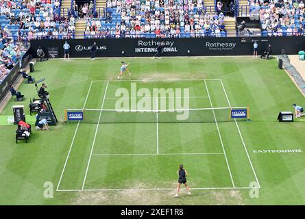 Eastbourne, Royaume-Uni. 27 juin 2024. Daria KASATKINA bat Emma RADUCANU lors du Rothesay International Tennis Tournament au Devonshire Park, Eastbourne, East Sussex, Royaume-Uni. Crédit : LFP/Alamy Live News Banque D'Images