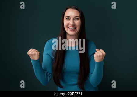 Femme avec les cheveux longs en chemise bleue Banque D'Images