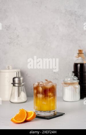 Photographie vierge de café avec jus d'orange, bourdon ; glacé ; boisson ; boisson; rafraîchissement ; sucre ; frais ; fraîcheur ; arôme; grillé ; caféine ; congelé Banque D'Images