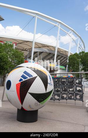 Le Championnat d'Europe de football, qui se déroule en Allemagne. Le ballon officiel DE L'EURO 2024 devant le stade de football de Stuttgart. Banque D'Images