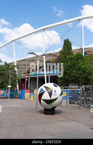Le Championnat d'Europe de football, qui se déroule en Allemagne. Le ballon officiel DE L'EURO 2024 devant le stade de football de Stuttgart. Banque D'Images