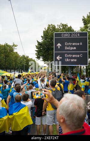 La marche des fans de football au stade pour L'EURO 2024 Banque D'Images