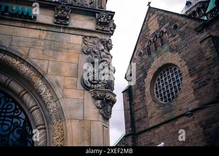 Belles décorations et bas-reliefs à l'entrée d'une église en Allemagne. Banque D'Images