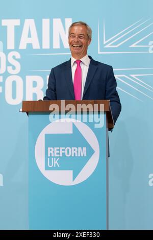 Le 27 juin, Nigel Farage, leader de Reform UK, s'adresse aux médias et organise un rassemblement à Rainton Arena, Houghton-le-Spring. Banque D'Images